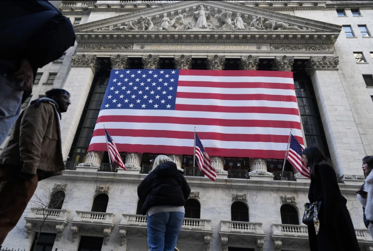 美國經濟數據穩健，美股仍小幅振盪下跌